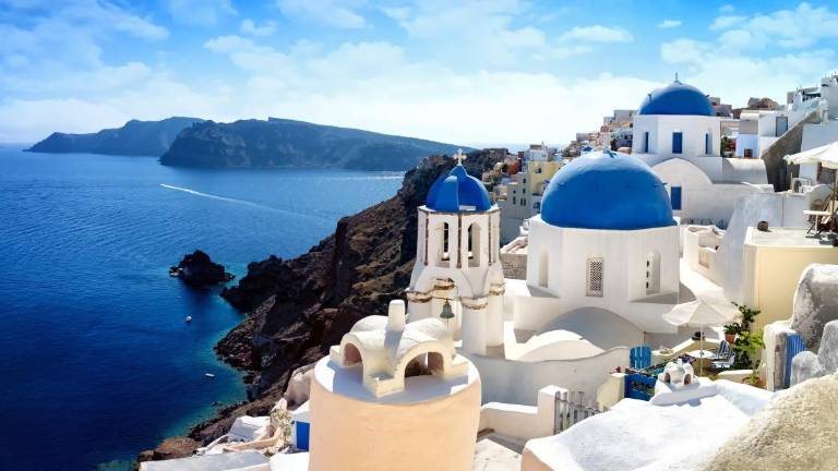 La isla de Santorini se caracteriza por sus construcciones de muros blancos y cúpulas azules.