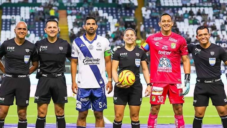 Karen Hernández amonestó a seis jugadores en su primer duelo de Liga MX varonil.