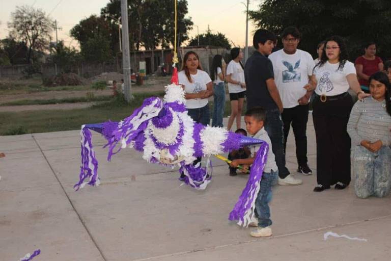 Pastoral Juvenil lleva mensaje y alegría de Navidad a niños de la colonia El Tierral, en El Rosario