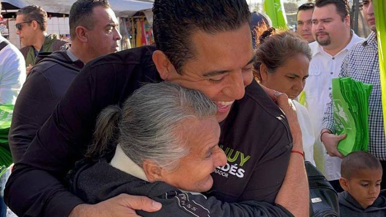 Chuy Valdés saludó y recogió las quejas de los presentes en el tianguis.