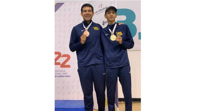 Los taekwondoínes de la UAS muestran sus medallas.