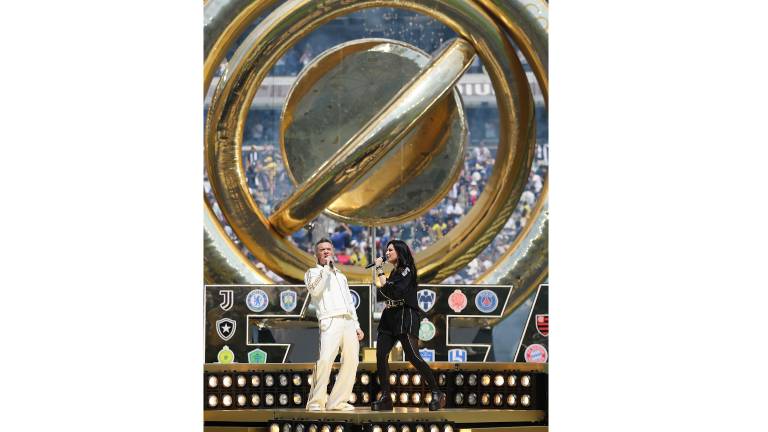 Robbie Williams y Laura Pausini interpretan “Desire”.