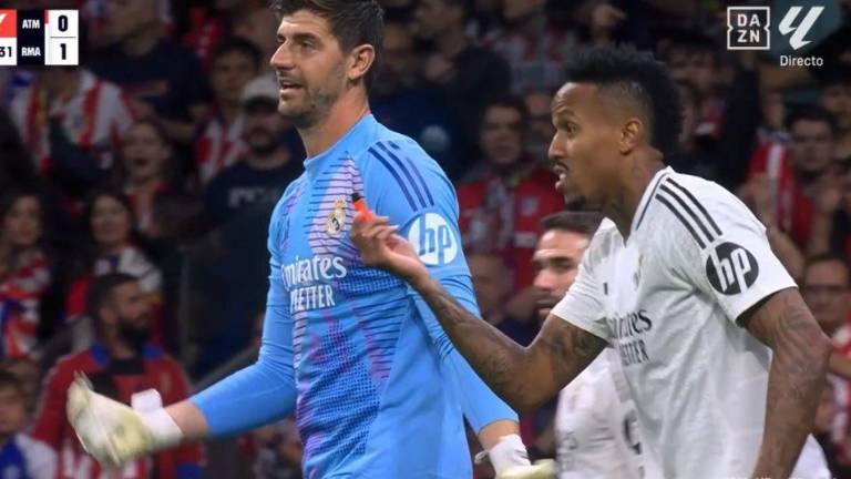 Los aficionados del Atlético de Madrid lanzaron objetos a la cancha.