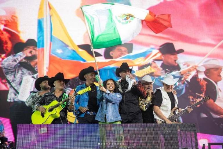 Recibe Grupo Firme la llave de la ciudad de Coachella