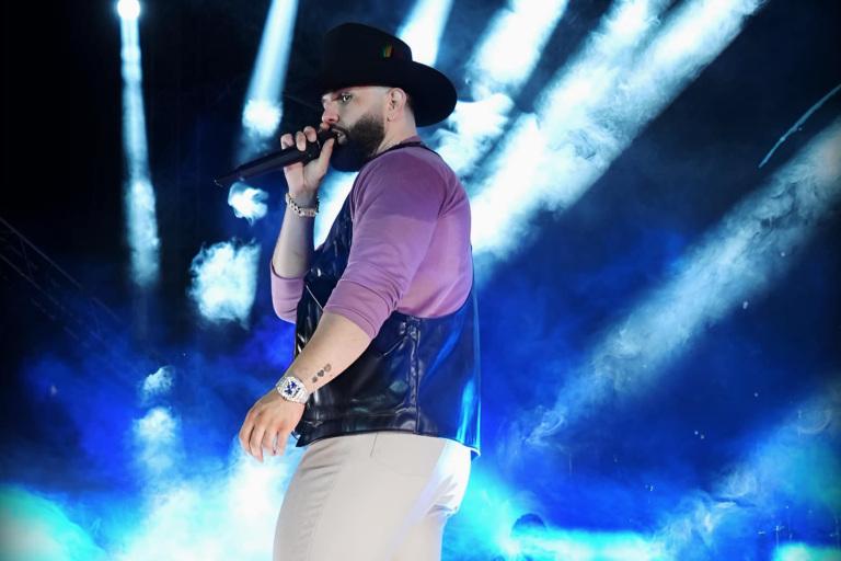 Pone Carin León a bailar a los mochitenses con su Tour Cura Local 2023