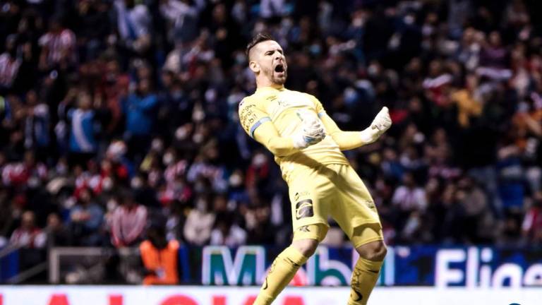 Antony Silva detiene en penalti de Chivas.