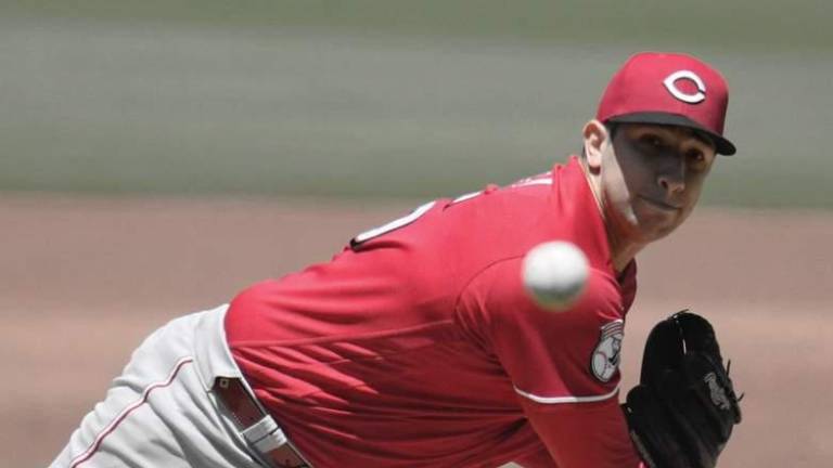 Luis Cessa apenas aguantó 3.1 entradas por los Rojos.