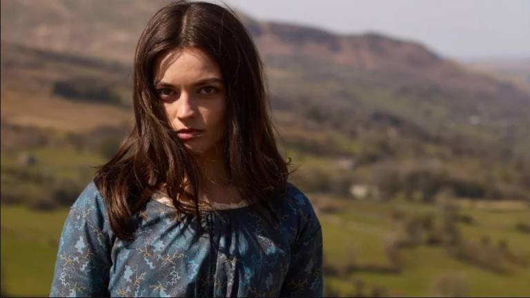 Emily: la imaginación detrás de Cumbres borrascosas cuenta la vida de Emily Brontë.