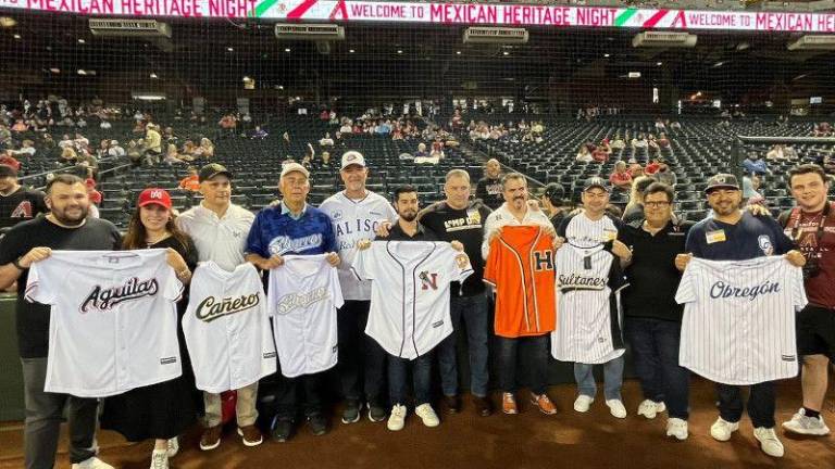 Representantes de los equipos de la LMP lucen las casacas de sus clubes.