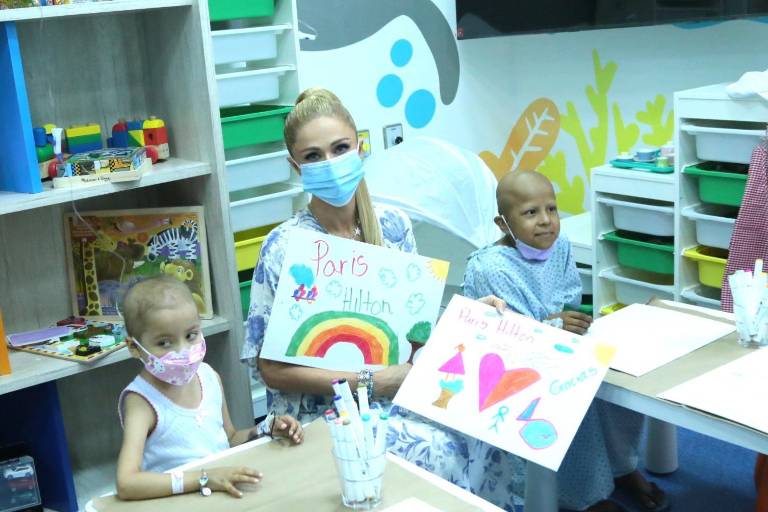 Visita Paris Hilton el nuevo Hospital Civil en Guadalajara