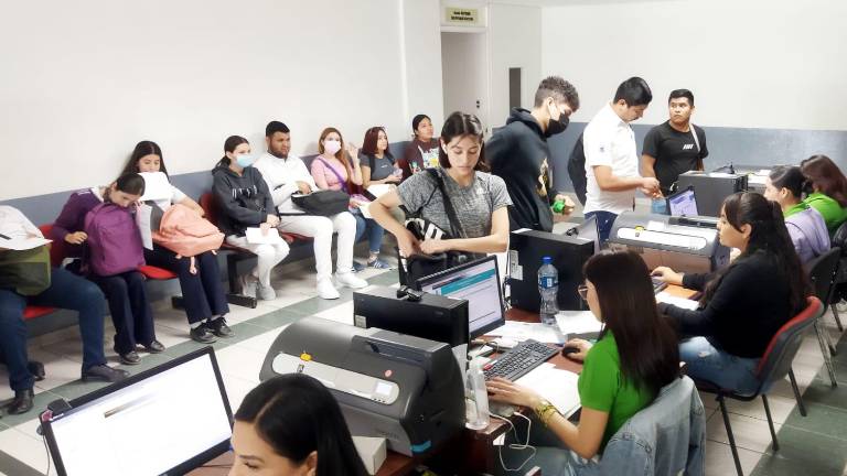 Estudiantes de Sinaloa tramitan la tarjeta de descuentos para el transporte público.
