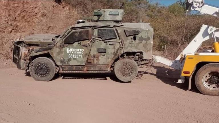 Unidad del Ejército dañada en Michoacán tras la explosión de una mina.