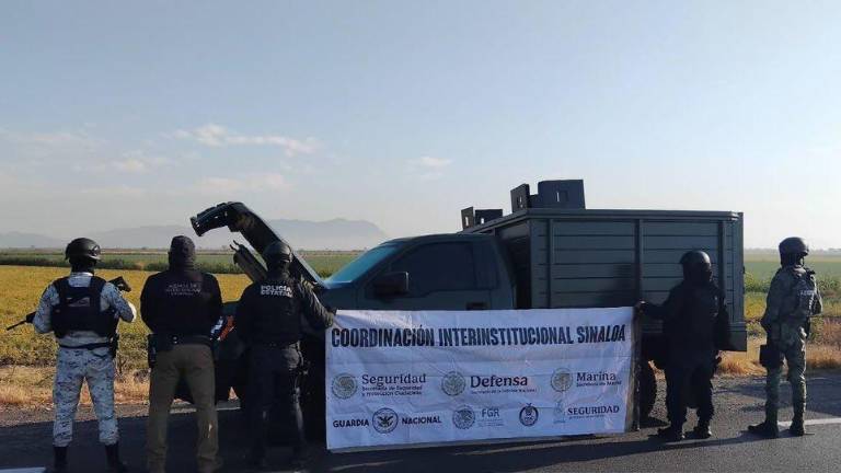Las autoridades informaron que elementos militares localizaron una camioneta abandonada tipo doble rodado de color verde olivo.