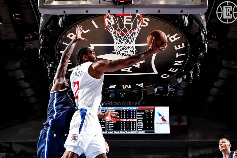 Kawhi Leonard y Paul George arruinan debut en playoffs de Luka Doncic en casa