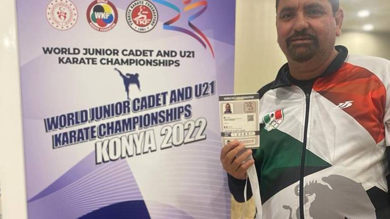 Jesús Moreno muestra su certificación.