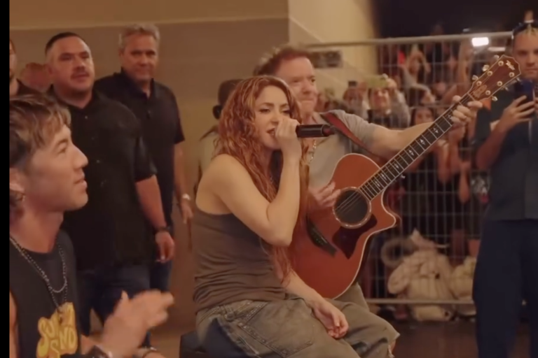 Canta Shakira en las calles de Chile, tras cancelar conciertos
