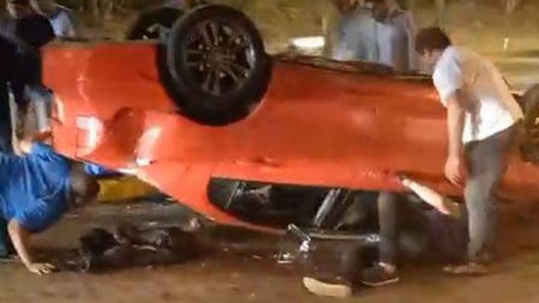 Los tres ocupantes fueron auxiliados por otros automovilistas tras la volcadura en la avenida Sábalo Cerritos, en Mazatlán.