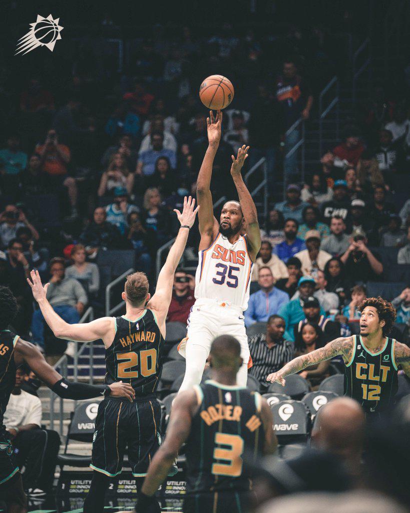 $!Kevin Durant regresa a las duelas y es factor en el triunfo de los Suns