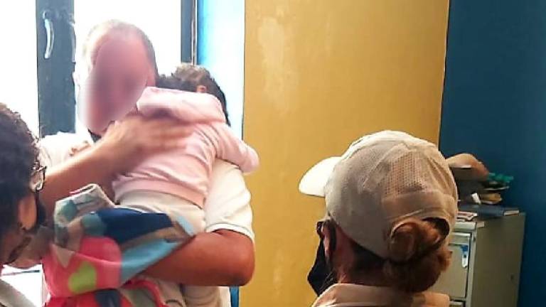 Julia es recogida por uno de sus familiares.