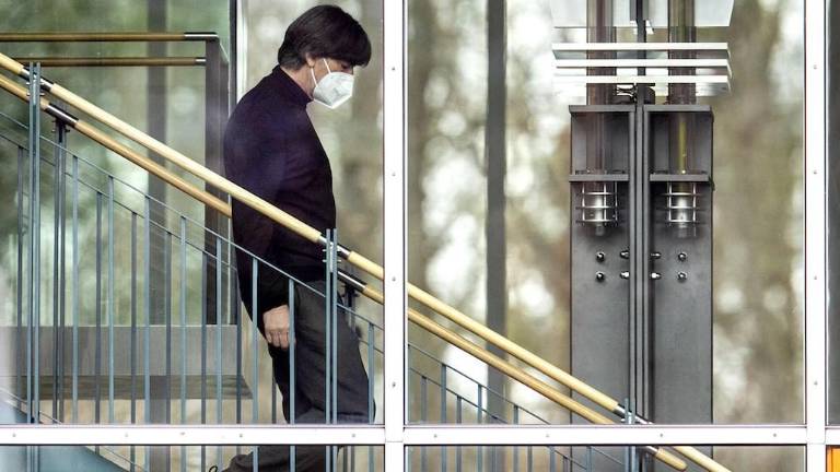 El técnico de la selección de Alemania Joachim Loew baja por las escaleras previo a una rueda de prensa virtual en la sede de la federación nacional de futbol, el jueves 11 de marzo de 2021, en Francfort.
