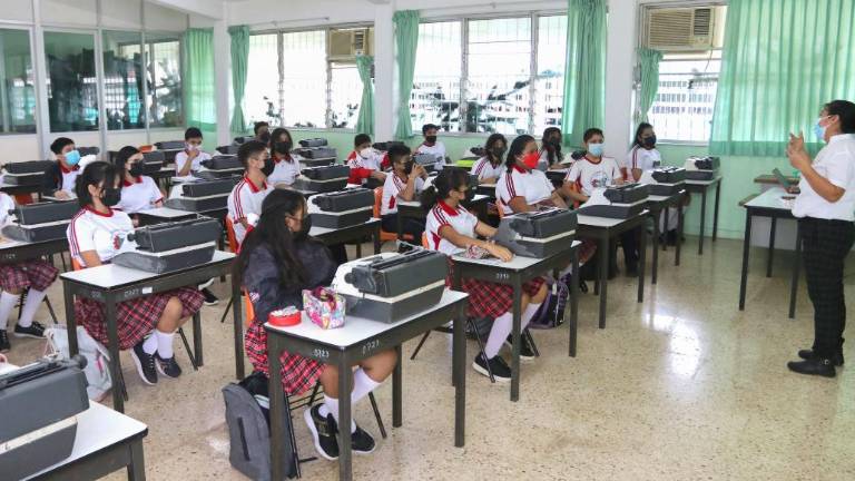 Especialista indica que se pueden implementar temas sobre seguridad digital y protocolos de uso de Internet en las clases de informática y computación en las escuelas.