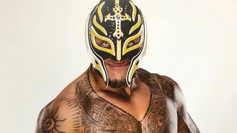 Rey Misterio ingresa al recinto de los inmortales.