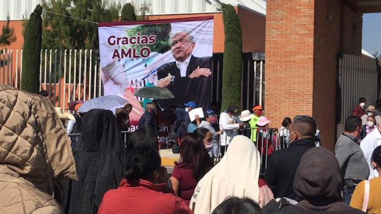 Una manta para agradecer a AMLO es colocada en centro de vacunación de Edomex y genera críticas en redes