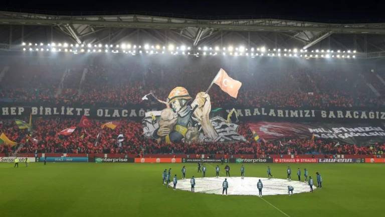 A Proteo se le brinda homenaje en partido de la Europa League.