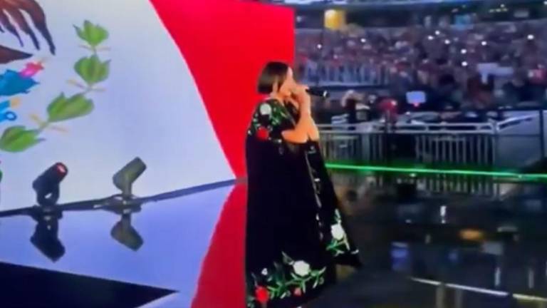 Ángela Aguilar interpreta el Himno Nacional.