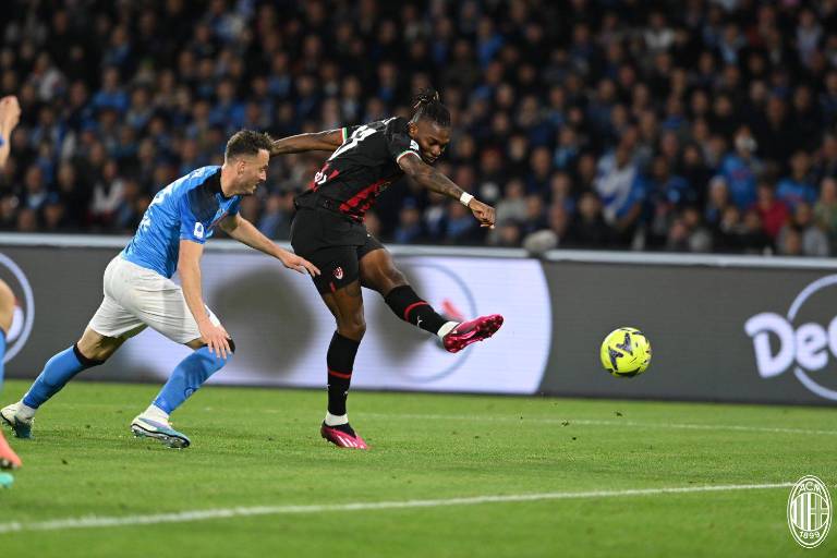 El Milán golea sorpresivamente al Napoli