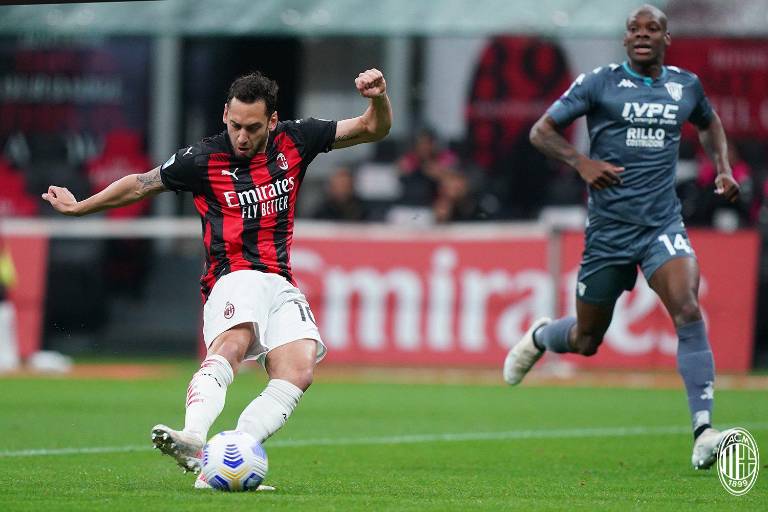 Hakan Calhanoglu y Theo Hernández dan tres puntos de oro al Milan