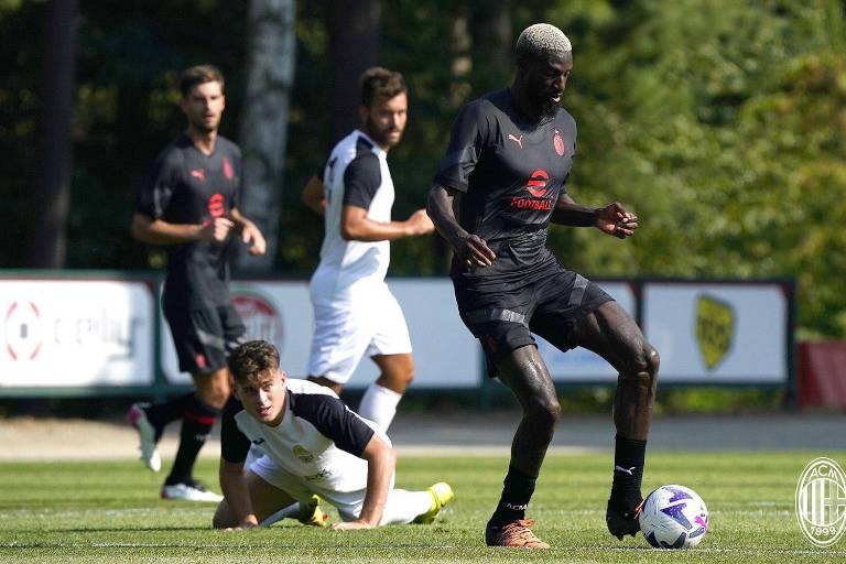 Tiémoué Bakayoko es detenido a punta de pistola por la policía italiana (VIDEO)