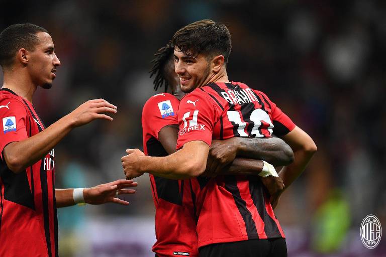 AC Milan gana y alcanza al Inter en la cima de la Serie A