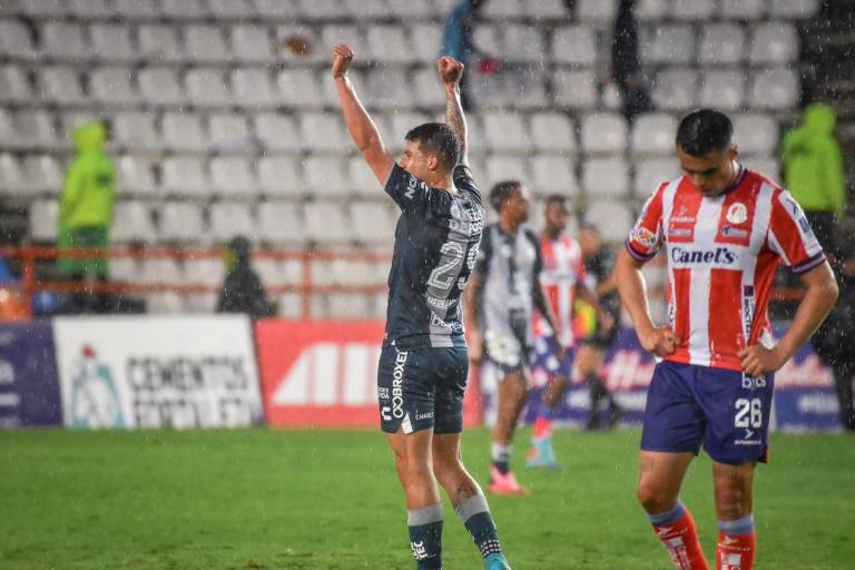 Pachuca propina voltereta y entra en la pelea por lugar directo a Liguilla