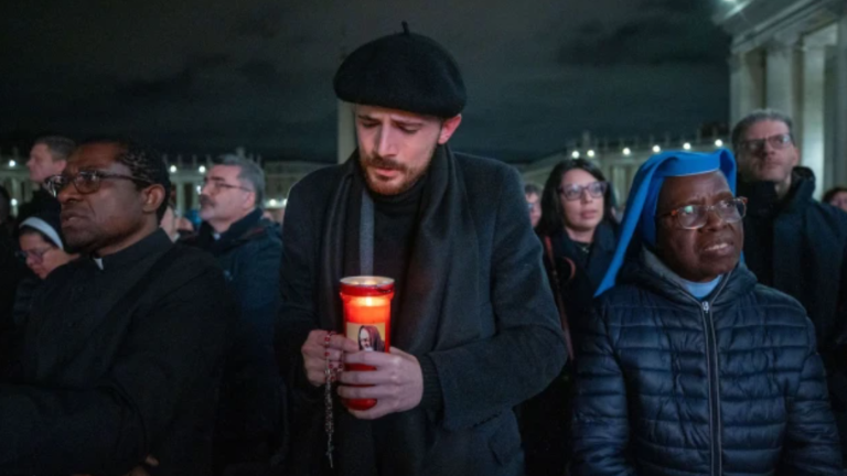 Joven reza el Rosario por el Papa Francisco en la Plaza de San Pedro el 28 de febrero.