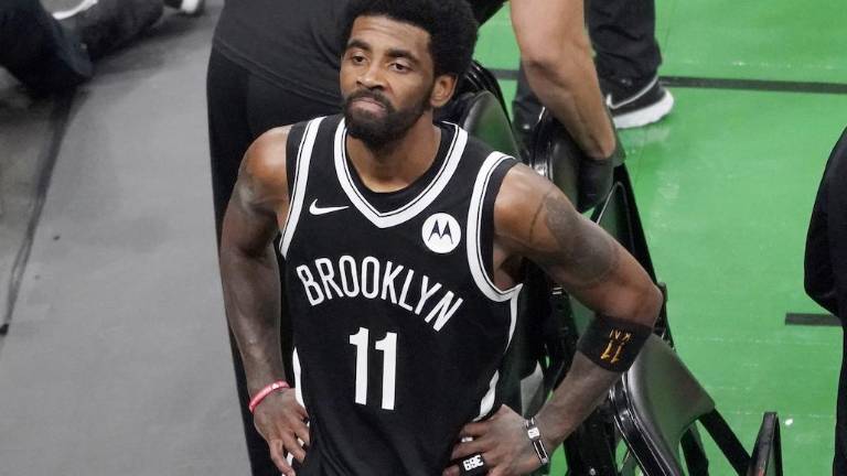 Kyrie Irving dijo apoyar a las personas sin vacunar y elogió a los médicos.