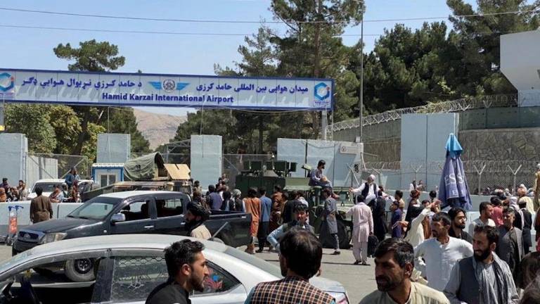 Caos y desesperación en aeropuerto de Kabul, tras la victoria de talibanes