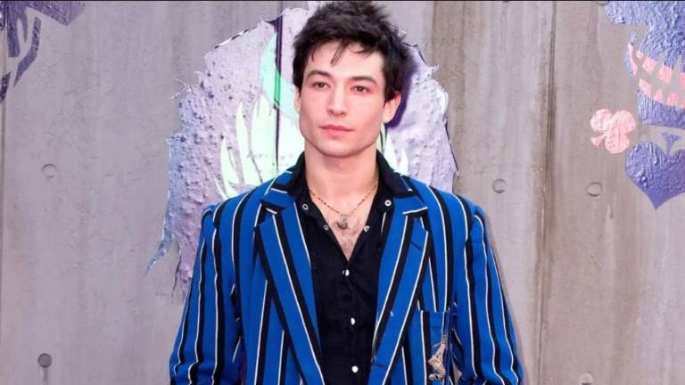 Ezra Miller ahora es acusado de robo de botellas de alcohol.