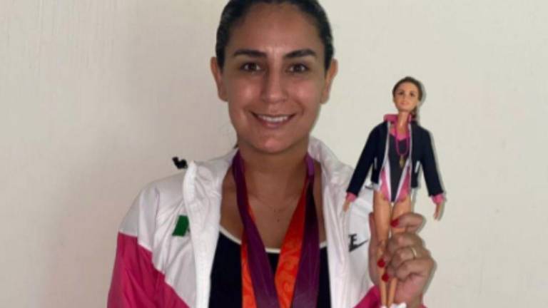 Paola Espinosa con su muñeca.