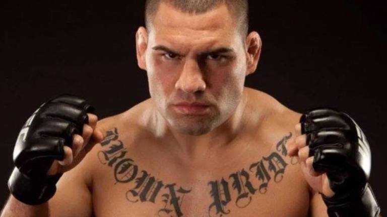 Caín Velásquez es el campeón de la UFC en peso Pesados.