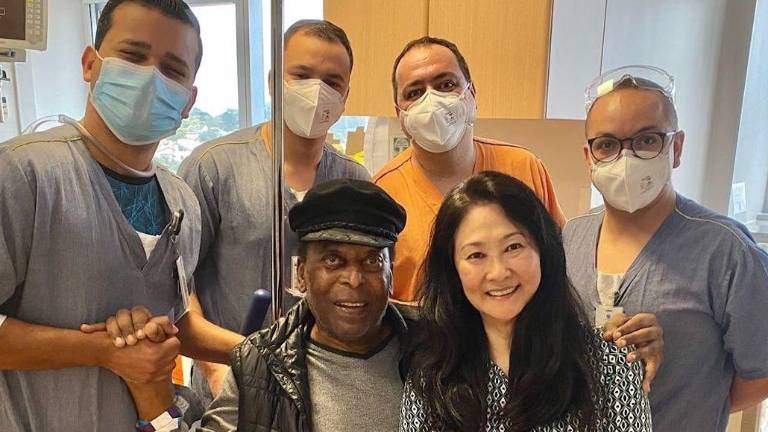 Pelé sale del hospital.