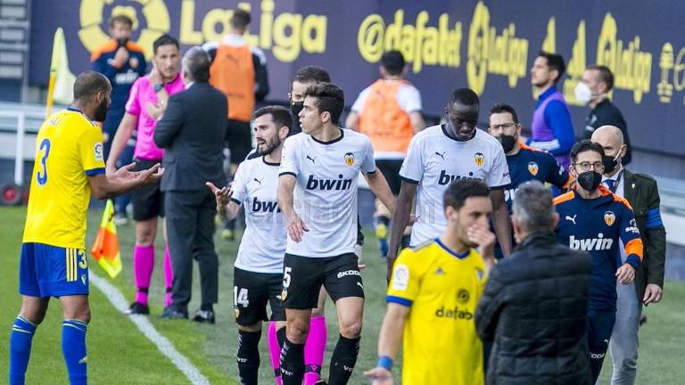 Al jugador francés se le vio muy disgustado y afectado en todo momento, y sus compañeros intentaron calmarle.