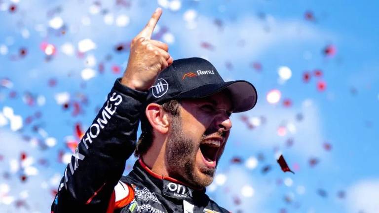 Daniel Suárez celebra su triunfo.