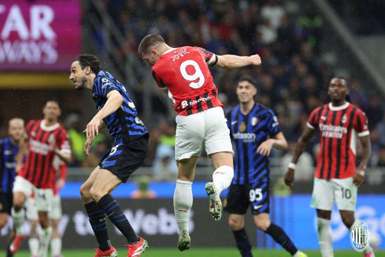 Milán vence 3-0 al Inter y se mete a la final de la Copa Italia