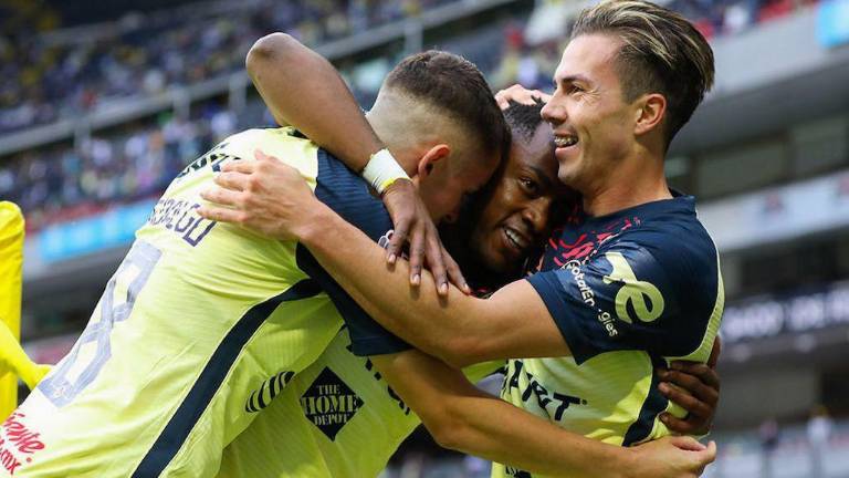 Renato Ibarra es felicitado por su gol.