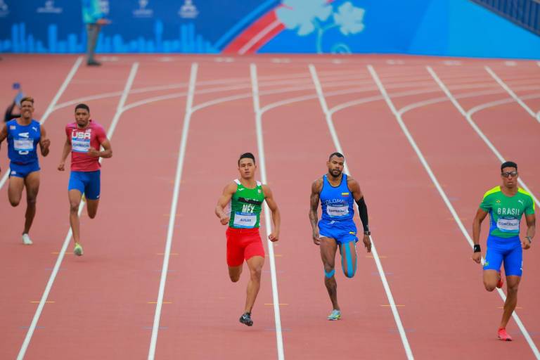 Luis Avilés clasifica a la final de los 400 metros planos, en Santiago 2023