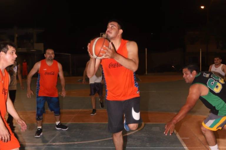 Pinsa impone superioridad en Liga Empresarial de Baloncesto