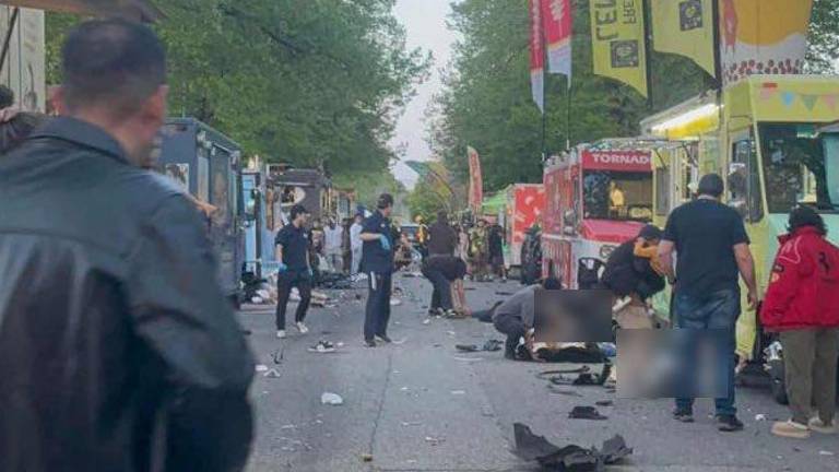 Un conductor arrolló a una multitud, dejando al menos 9 muertos y varios heridos.