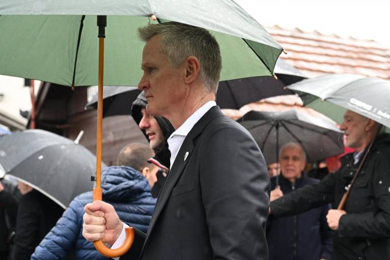 Steve Kerr asiste al funeral de su coach asistente Dejan Milojević en Serbia