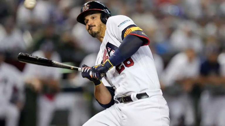 Nolan Arenado fue víctima de un pelotazo en su mano derecha por el lanzador Elián Leyva.